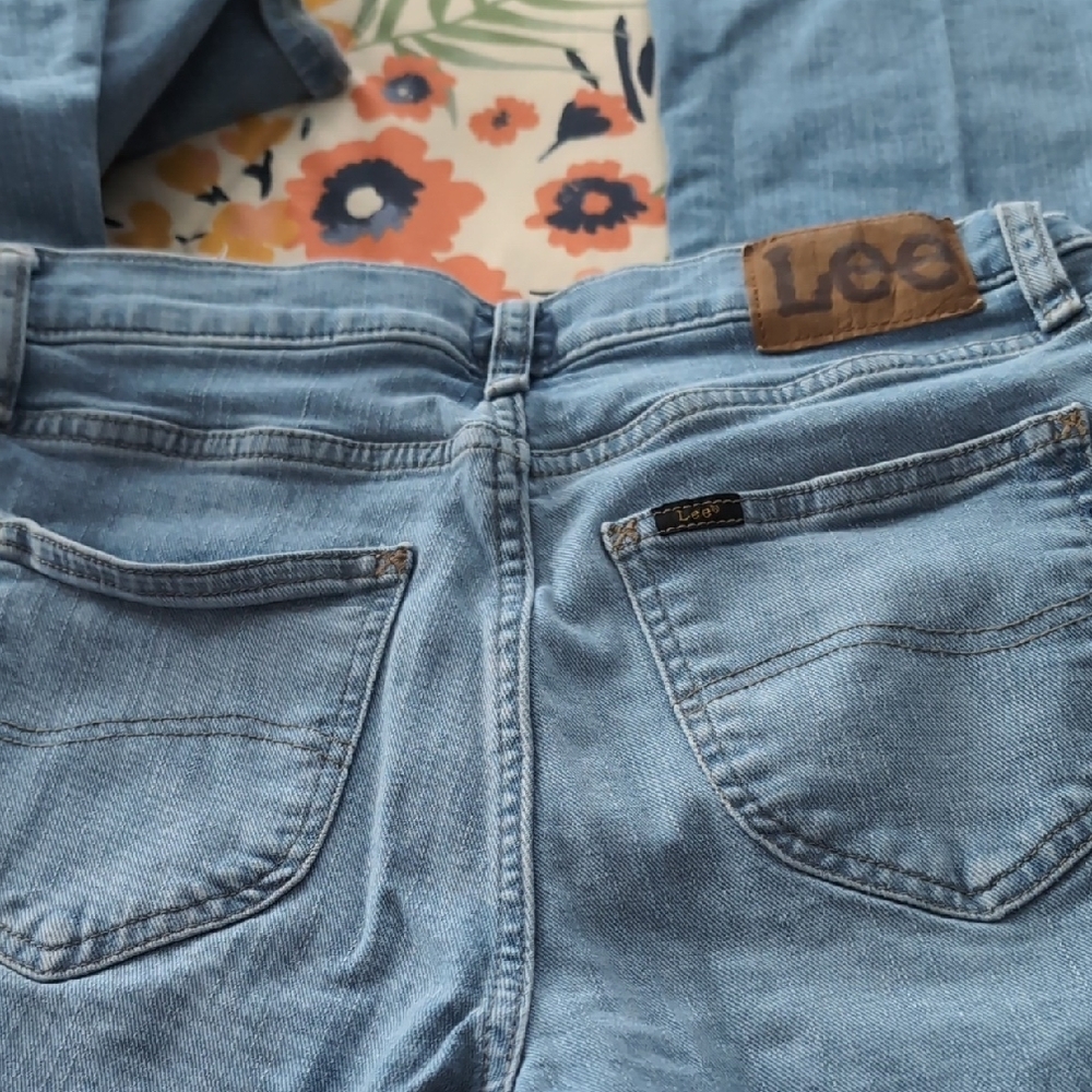 EUC Lee Distressed Flare Jeans Women's 6 - Picture 5 of 7